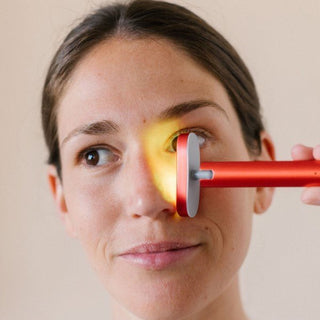Luz LED para la piel: beneficios y cómo integrarla en tu rutina facial - Masderm Cosmética