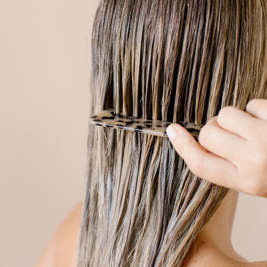 ¿Por qué se rompe el cabello? Causas, señales y cómo repararlo eficazmente - Masderm Cosmética